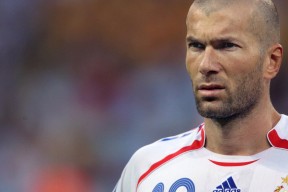 九游体育网址-球员是否应在开局阶段刻意控制节奏，开球时球员将球踢回本方半场